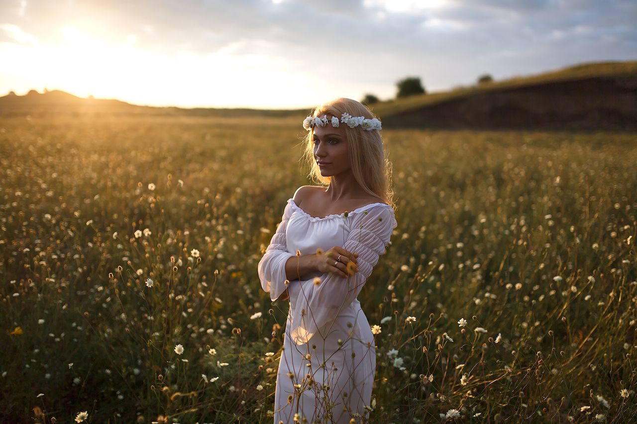 Girls in Slavic costumes in Siliguri