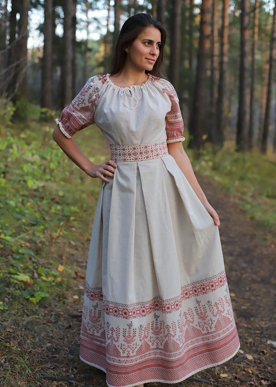 Girls in Slavic costumes in Siliguri